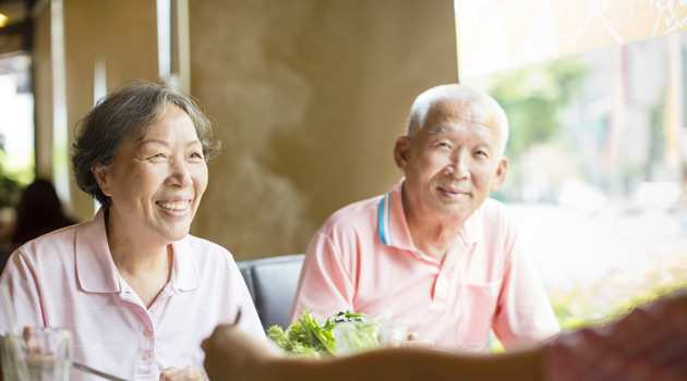 couple eating holiday