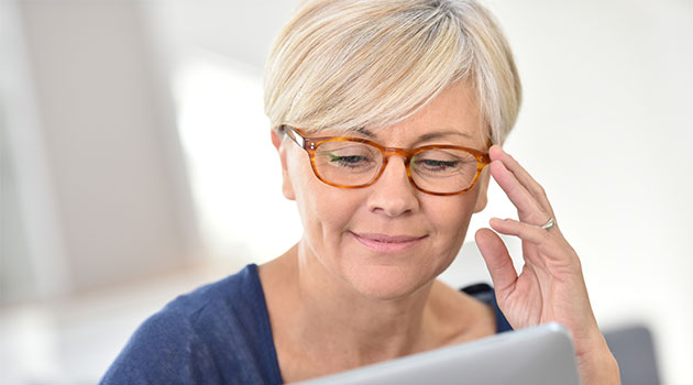 short hairstyles for over 50 with glasses