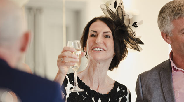 How to wear a fascinator 